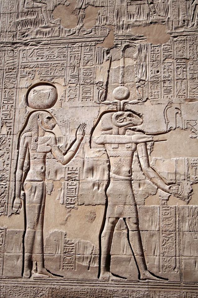 Foto: Menhit a la izquierda del dios Khnum (a la derecha), en la pared exterior del templo de Esna, en Egipto. Steve F-E-Cameron (Merlin-UK)/Wikimedia Commons/CC BY-SA 3.0
